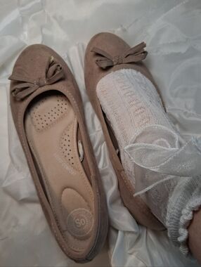 Women's Worn Taupe Bow Ballet Flats - Comfortable Slip-Ons